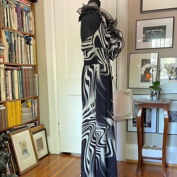 Elegant Black and White Halter-Top Jumpsuit with Ruffled Detail - Picture 9 of 16